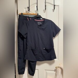 Fabletics size small jogger scrub set in black